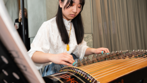 Ming playing the Guzheng 